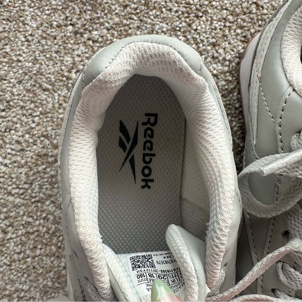 Kids Reebok Sneakers/ Tennis shoes - Picture 5 of 8
